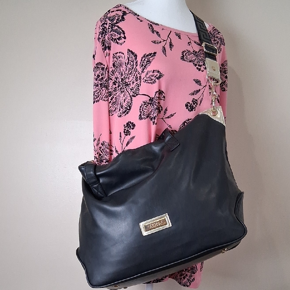 Versace Black Leather Shoulder Bag Glod Hradwear - Picture 9 of 16